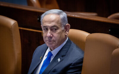Le Premier ministre Benjamin Netanyahu participant à un débat sur les "40 signatures", à la Knesset, à Jérusalem, le 24 juin 2024. (Crédit : Chaïm Goldberg/Flash90)