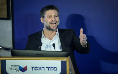 Le ministre des Finances Bezalel Smotrich, chef du parti HaTzionout HaDatit, lors d'une conférence du journal israélien Makor Rishon, à Jérusalem, le 30 juin 2024. (Crédit : Yonatan Sindel/Flash90)