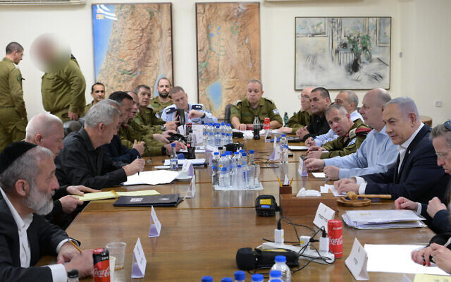 Le cabinet de guerre israélien et les hauts responsables de la sécurité se réunissent quelques heures après l'attaque de missiles et de drones iraniens contre Israël, à Tel Aviv, le 14 avril 2024. (Crédit : Amos Ben Gershom/GPO)