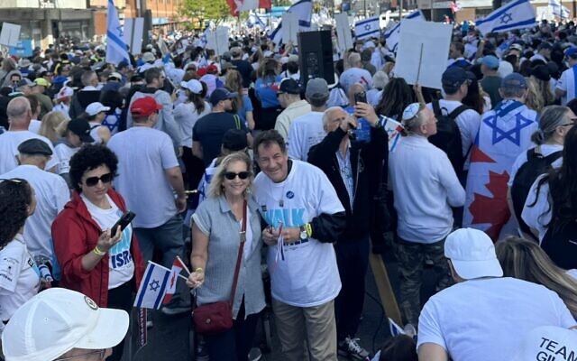 La « Marche avec Israël » organisée par l’United Jewish Appeal à Toronto, le 9 juin 2024. (Crédit : Steven Del Duca / X) La « Marche avec Israël » organisée par l’United Jewish Appeal à Toronto, le 9 juin 2024. (Crédit : Steven Del Duca / X)