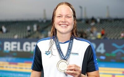 La nageuse israélienne Anastasia Gorbenko a remporté la médaille d'or lors de l'épreuve féminine du 200 mètres quatre nages individuel aux Championnats d'Europe aquatiques, le 22 juin 2024. (Simona Castervillari, Association israélienne de natation) La nageuse israélienne Anastasia Gorbenko a remporté la médaille d'or lors de l'épreuve féminine du 200 mètres quatre nages individuel aux Championnats d'Europe aquatiques, le 22 juin 2024. (Simona Castervillari, Association israélienne de natation)