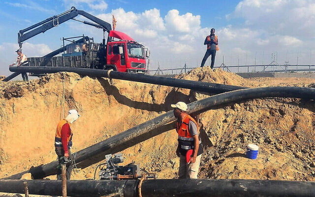 Sur cette photo non datée, on voit des employés de l'Autorité palestinienne de l'eau en train de réparer le côté gazaoui d'un pipeline acheminant de l'eau en provenance d'Israël, en guerre contre le Hamas. (Autorisation)