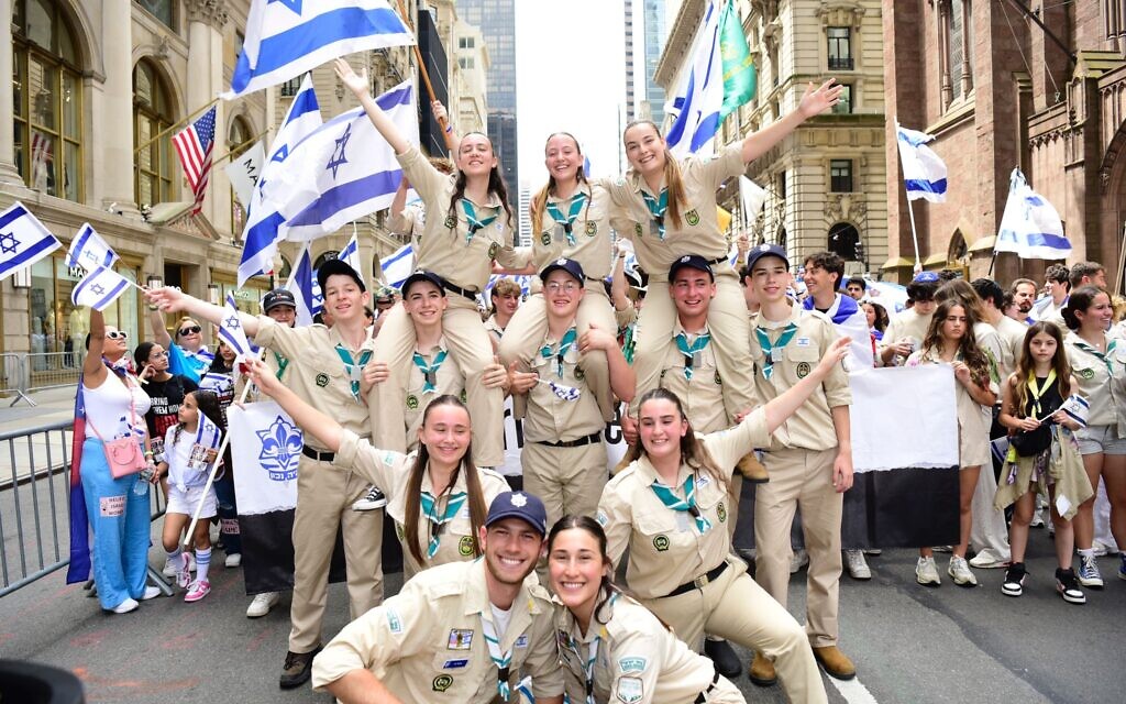 Des membres de la caravane Tzofim de l'amitié lors de la parade d'Israël, à New York, le 2 juin 2024. (Crédit : Udi Almog/Tzofim Tzabar) Des membres de la caravane Tzofim de l'amitié lors de la parade d'Israël, à New York, le 2 juin 2024. (Crédit : Udi Almog/Tzofim Tzabar)
