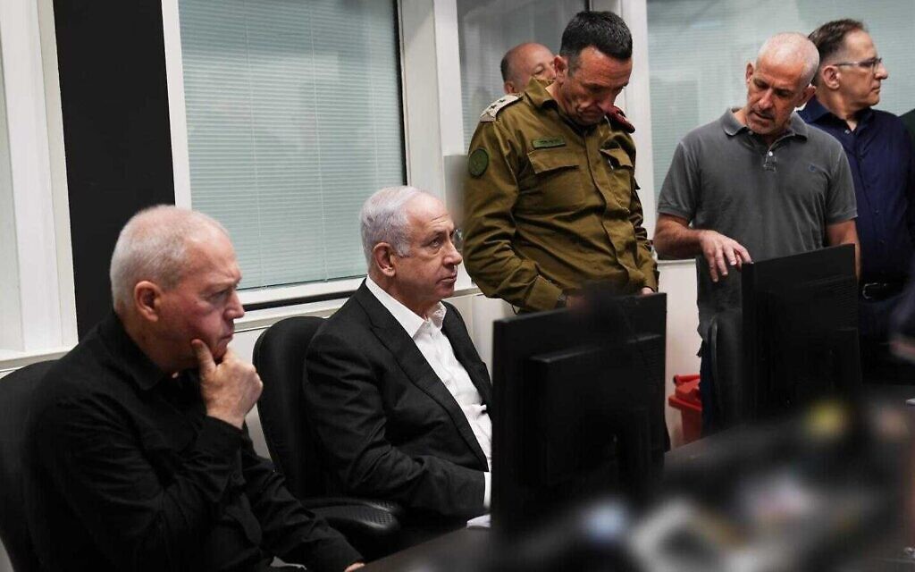 De gauche à droite : Le ministre de la Défense Yoav Gallant, le Premier ministre Benjamin Netanyahu, le chef d'état-major de l’armée israélienne Herzi Halevi et le directeur de l’agence de sécurité intérieure du Shin Bet Ronen Bar dans la salle d'opérations spéciales supervisant une mission de libération d'otages dans la bande de Gaza, le 8 juin 2024. (Crédit : Agence de sécurité intérieure du Shin Bet) De gauche à droite : Le ministre de la Défense Yoav Gallant, le Premier ministre Benjamin Netanyahu, le chef d'état-major de l’armée israélienne Herzi Halevi et le directeur de l’agence de sécurité intérieure du Shin Bet Ronen Bar dans la salle d'opérations spéciales supervisant une mission de libération d'otages dans la bande de Gaza, le 8 juin 2024. (Crédit : Agence de sécurité intérieure du Shin Bet)