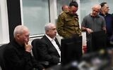 De gauche à droite : Le ministre de la Défense Yoav Gallant, le Premier ministre Benjamin Netanyahu, le chef d'état-major de l’armée israélienne Herzi Halevi et le directeur de l’agence de sécurité intérieure du Shin Bet Ronen Bar dans la salle d'opérations spéciales supervisant une mission de libération d'otages dans la bande de Gaza, le 8 juin 2024. (Crédit : Agence de sécurité intérieure du Shin Bet)
