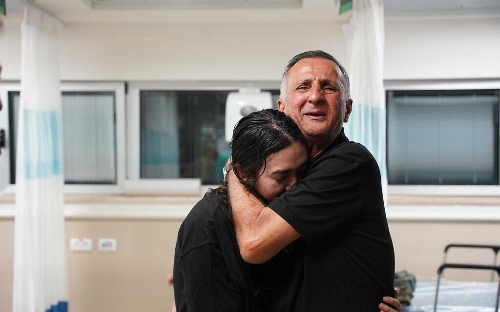 Noa Argamani dans les bras de son père, Yaakov, à l'hôpital Sheba après son sauvetage de Gaza où elle était gardée en otage par le Hamas, le 8 juin 2024. (Crédit : Unité du porte-parole de Tsahal) Noa Argamani dans les bras de son père, Yaakov, à l'hôpital Sheba après son sauvetage de Gaza où elle était gardée en otage par le Hamas, le 8 juin 2024. (Crédit : Unité du porte-parole de Tsahal)