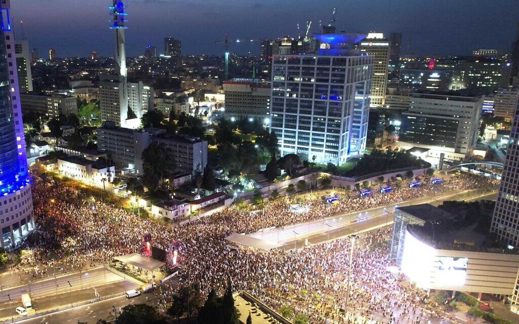 Vue aérienne d'une manifestation anti-gouvernement, à Tel Aviv, le 8 juin 2024. (Crédit : Amir Goldstein)