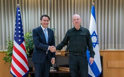 Le ministre de la Défense Yoav Gallant (à droite) rencontrant l'envoyé spécial américain Amos Hochstein, à Tel Aviv, le 17 juin 2024. (Crédit : Ariel Hermoni/Ministère de la Défense)
