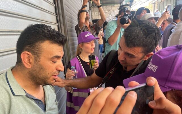 Des activistes réconfortant un homme alors que de violents affrontements entre des jeunes religieux nationaux et des Arabes éclatent, dans la Vieille Ville de Jérusalem, le 5 juin 2024. (Crédit : Sam Sokol/The Times of Israel) Des activistes réconfortant un homme alors que de violents affrontements entre des jeunes religieux nationaux et des Arabes éclatent, dans la Vieille Ville de Jérusalem, le 5 juin 2024. (Crédit : Sam Sokol/The Times of Israel)