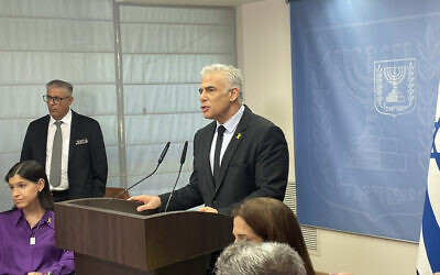 Le chef de l'opposition Yaïr Lapid dirigeant une réunion de son parti Yesh Atid, à la Knesset, à Jérusalem, le 10 juin 2024. (Crédit : Sam Sokol/Times of Israel)