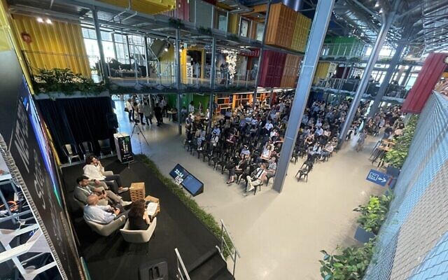 La conférence PLANETech qui s'est tenue au port de Jaffa le 18 juin 2024. (Crédit : Sue Surkes/Times of Israel)