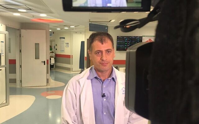 Itai Pessach, directeur de l'hôpital pour enfants du Sheba Medical Center, lors d'une interview télévisée (Avec l'aimable autorisation du Sheba Medical Center)