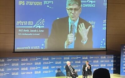 L'ambassadeur américain Jack Lew s'exprime lors de la conférence d'Herzliya, le 24 juin 2024. (Crédit : Lazar Berman/The Times of Israel)