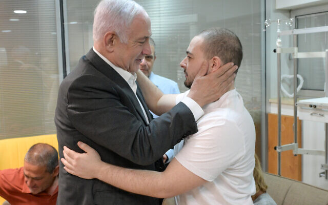 Le Premier ministre Benjamin Netanyahu rencontre Almog Meir Jan, un otage qui vient d'être secouru, à l'hôpital Sheba, le 8 juin 2024. (Crédit : Maayan Toaf / GPO) Le Premier ministre Benjamin Netanyahu rencontre Almog Meir Jan, un otage qui vient d'être secouru, à l'hôpital Sheba, le 8 juin 2024. (Crédit : Maayan Toaf / GPO)
