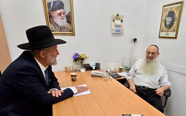 Le chef du Shas, Aryeh Deri, rencontrant Moshe Maya, haut-membre du Conseil des Sages de la Torah du Shas, le 26 juin 2024. (Crédit : Autorisation) Le chef du Shas, Aryeh Deri, rencontrant Moshe Maya, haut-membre du Conseil des Sages de la Torah du Shas, le 26 juin 2024. (Crédit : Autorisation)
