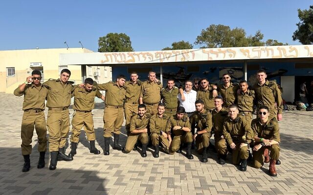 Le rabbin Shimon Hartman avec des soldats ultra-orthodoxes de la Yeshiva Chedvata. (Crédit : Autorisation)