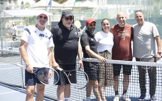 Le président de Yisrael Beytenu, Avigdor Liberman, et des athlètes israéliens lors d'un service en mémoire du soldat tombé au combat David Shakuri avec sa veuve, Dafna, (troisième à sa droite) au club de Tennis et d'Éducation de Jérusalem, le 28 juin 2024. (Crédit : stands third to the right at Jerusalem Tennis and Education Center on June 28, 2024. (Dror Slthakol) Le président de Yisrael Beytenu, Avigdor Liberman, et des athlètes israéliens lors d'un service en mémoire du soldat tombé au combat David Shakuri avec sa veuve, Dafna, (troisième à sa droite) au club de Tennis et d'Éducation de Jérusalem, le 28 juin 2024. (Crédit : stands third to the right at Jerusalem Tennis and Education Center on June 28, 2024. (Dror Slthakol)