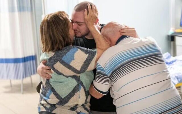 Almog Meïr Jan, otage secouru par l'armée, retrouvant sa famille à l'hôpital Sheba, à Ramat Gan, le 8 juin 2024. (Crédit : Armée israélienne) Almog Meïr Jan, otage secouru par l'armée, retrouvant sa famille à l'hôpital Sheba, à Ramat Gan, le 8 juin 2024. (Crédit : Armée israélienne)