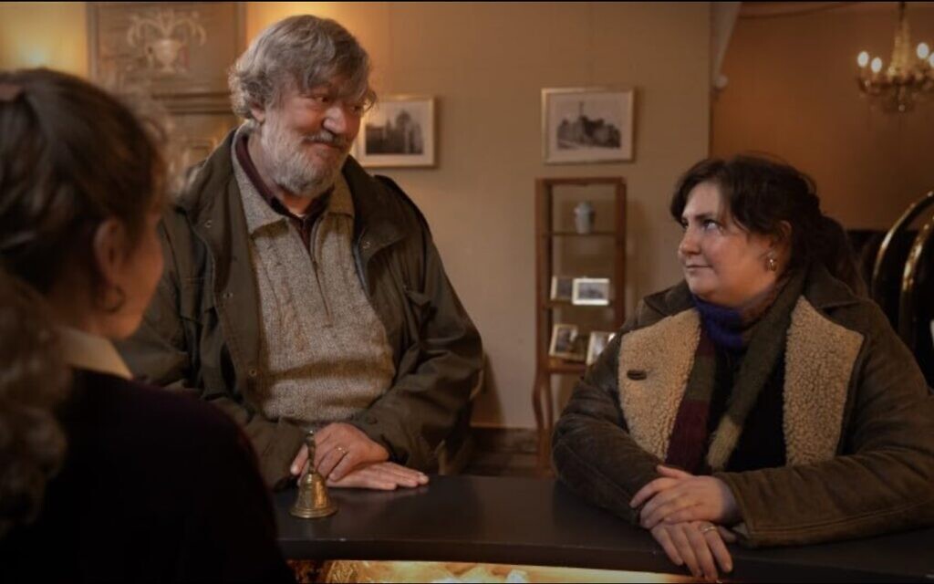 Dans "Treasure", le duo père-fille Lena Dunham et Stephen Fry visitant la Pologne, y compris Auschwitz. (Crédit : Bleecker Street via JTA)