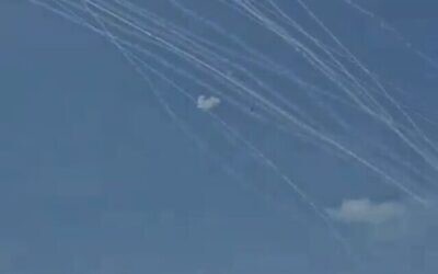 Tirs de roquette et interceptions observées dans le ciel au-dessus du nord d'Israël, le 12 juin 2024. (Capture d'écran X)