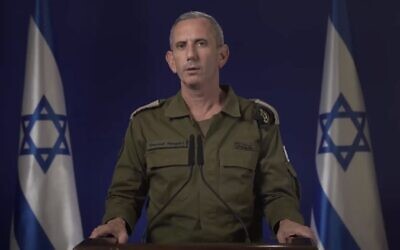 Le contre-amiral Daniel Hagari, le porte-parole de l’armée israélienne, lors d'une conférence de presse en anglais, le 16 juin 2024. (Crédit : Capture d'écran)