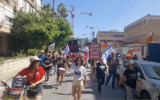 Des manifestants à proximité des bureaux de l'organisation syndicale de la Histadrout dans le cadre d'une "semaine de perturbation" anti-gouvernement, à Tel Aviv, le 17 juin 2024. (Crédit : Capture d'écran X ; utilisée conformément à l'article 27a de la loi sur le droit d'auteur)