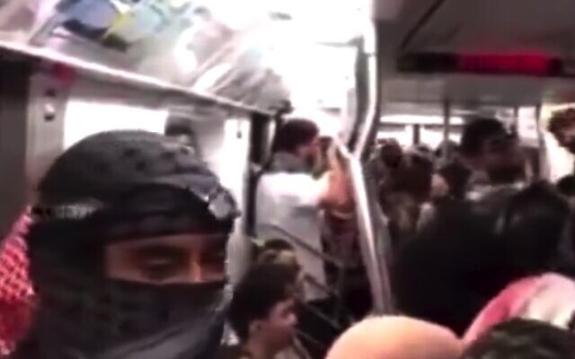 Une rame de métro de New York bondée de manifestants pro-palestiniens, le 10 juin 2024. (Crédit : Capture d’écran X) Une rame de métro de New York bondée de manifestants pro-palestiniens, le 10 juin 2024. (Crédit : Capture d’écran X)