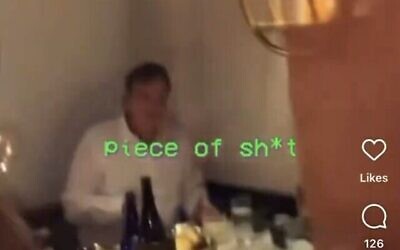Capture d'écran de la vidéo d'une militante antisioniste abordant le réalisateur Quentin Tarantino dans un restaurant de New York, en juin 2024. (X. Utilisé conformément à l'article 27a de la loi sur les droits d'auteur)