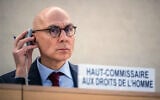 Le Haut Commissaire des Nations unies aux droits de l'homme, Volker Turk, écoutant ses délégués après la présentation de son rapport sur la situation en Cisjordanie et à Gaza pendant la 55e session du Conseil des droits de l'homme, à Genève, le 29 février 2024. (Crédit : Fabrice Coffrini/AFP)