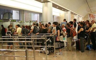 Des personnes font la queue pour passer le contrôle des passeports à l'aéroport international Ben Gurion en Israël, le 21 septembre 2008. (Crédit : Yossi Zamir/Flash90)