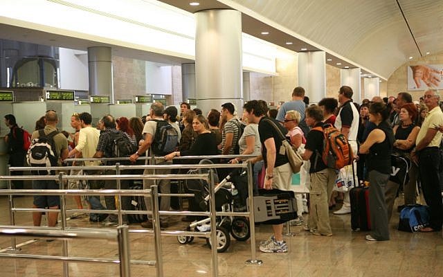 Des personnes font la queue pour passer le contrôle des passeports à l'aéroport international Ben Gurion en Israël, le 21 septembre 2008. (Crédit : Yossi Zamir/Flash90) Des personnes font la queue pour passer le contrôle des passeports à l'aéroport international Ben Gurion en Israël, le 21 septembre 2008. (Crédit : Yossi Zamir/Flash90)
