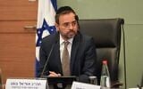 Le ministre de la Santé Uriel Busso, alors à la tête de la commission de la santé de la Knesset, modère les délibérations sur la réforme de l'assurance maladie, le 14 mai 2023. (Noam Moshkovitz/Service du porte-parole de la Knesset)