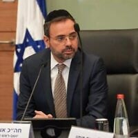 Le ministre de la Santé Uriel Busso, alors à la tête de la commission de la santé de la Knesset, modère les délibérations sur la réforme de l'assurance maladie, le 14 mai 2023. (Noam Moshkovitz/Service du porte-parole de la Knesset)