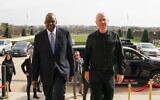 Le secrétaire américain à la Défense, Lloyd Austin (à gauche), et le ministre de la Défense, Yoav Gallant, devant le Pentagone, le 26 mars 2024. (Crédit : Ariel Hermoni/Ministère de la Défense)