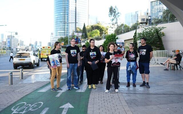 Un groupe de familles d'otages faisant une déclaration devant le siège du ministère de la Défense, à Tel Aviv, le 1er juin 2024. (Crédit : Nevet Kahana/Mouvement de protestation pour la démocratie) Un groupe de familles d'otages faisant une déclaration devant le siège du ministère de la Défense, à Tel Aviv, le 1er juin 2024. (Crédit : Nevet Kahana/Mouvement de protestation pour la démocratie)
