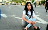 Einav Zangauker, mère de Matan Zangauker qui est retenu en otage par le Hamas à Gaza, assise dans la rue Begin, devant  le siège du ministère de la Défense, à Tel Aviv, le 1er juin 2024. (Crédit : Paulina Patimer/Mouvement de protestation pour la démocratie)