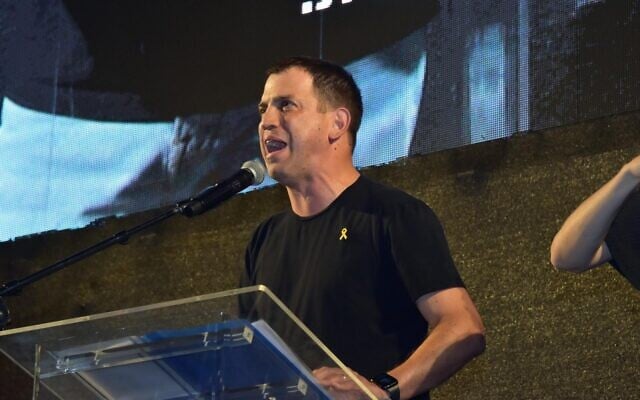 Shaul Meridor s'exprimant lors du rassemblement anti-gouvernement, à Tel Aviv, le 1er juin 2024. (Crédit : Omer Yalin) Shaul Meridor s'exprimant lors du rassemblement anti-gouvernement, à Tel Aviv, le 1er juin 2024. (Crédit : Omer Yalin)