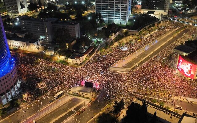 Des manifestants demandant à Israël d'organiser des élections législatives anticipées et au gouvernement d'accepter l'accord pour la libération des otages, à Tel Aviv, le 1er juin 2024. (Crédit : Iddo Schejter/Times of Israel) Des manifestants demandant à Israël d'organiser des élections législatives anticipées et au gouvernement d'accepter l'accord pour la libération des otages, à Tel Aviv, le 1er juin 2024. (Crédit : Iddo Schejter/Times of Israel)