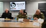 Le ministre de la Défense Yoav Gallant (à gauche) rencontrant le chef du Commandement du Sud de l'armée israélienne, le général de division Yaron Finkelman (au centre), au QG de l'unité à Beer Sheva, le 2 juin 2024. (Crédit : Ariel Hermoni/Ministère de la Défense)