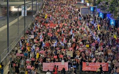 Des manifestants participant à une "Marche de la rage" pour demander la libération des otages et un accord de cessez-le-feu, à Tel Aviv, le 5 juin 2024. (Crédit : Adar Eyal/Mouvement de protestation pour la démocratie)