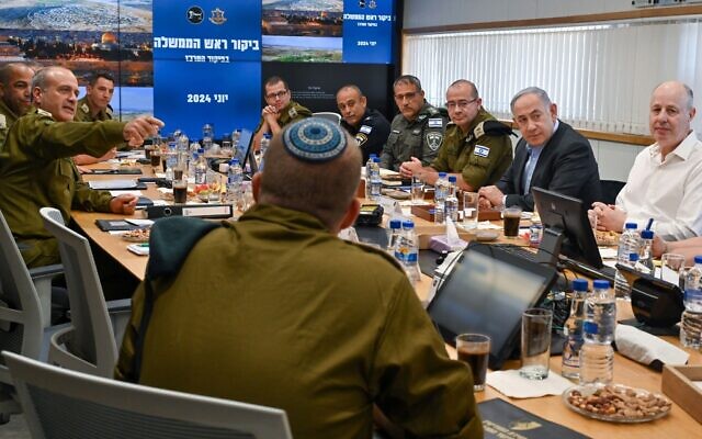 Le Premier ministre Benjamin Netanyahu lors d'une réunion au siège du Commandement du Centre de l'armée israélienne, le 6 juin 2024. (Crédit : Kobi Gideon/GPO)