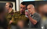 Le chef d'état-major de l’armée israélienne, Herzi Halevi (à gauche), et le directeur de l’agence de sécurité intérieure du Shin Bet, Ronen Bar, dans la salle des opérations spéciales chargée de superviser une mission de libération d'otages dans la bande de Gaza, le 8 juin 2024. (Crédit : Agence de sécurité intérieure du Shin Bet)