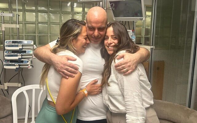 Shlomi Ziv avec sa sœur Revital Nasi (à droite) et sa cousine après avoir été sauvé de Gaza lors d'une opération militaire, le 8 juin 2024. (Crédit : Forum des familles des otages et disparus)