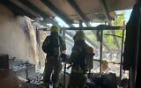 Un aperçu des dégâts occasionnés à une maison par un missile guidé antichar du Hezbollah, à Yiron, le 10 juin 2024 (Crédit : Services d'incendie et de secours)