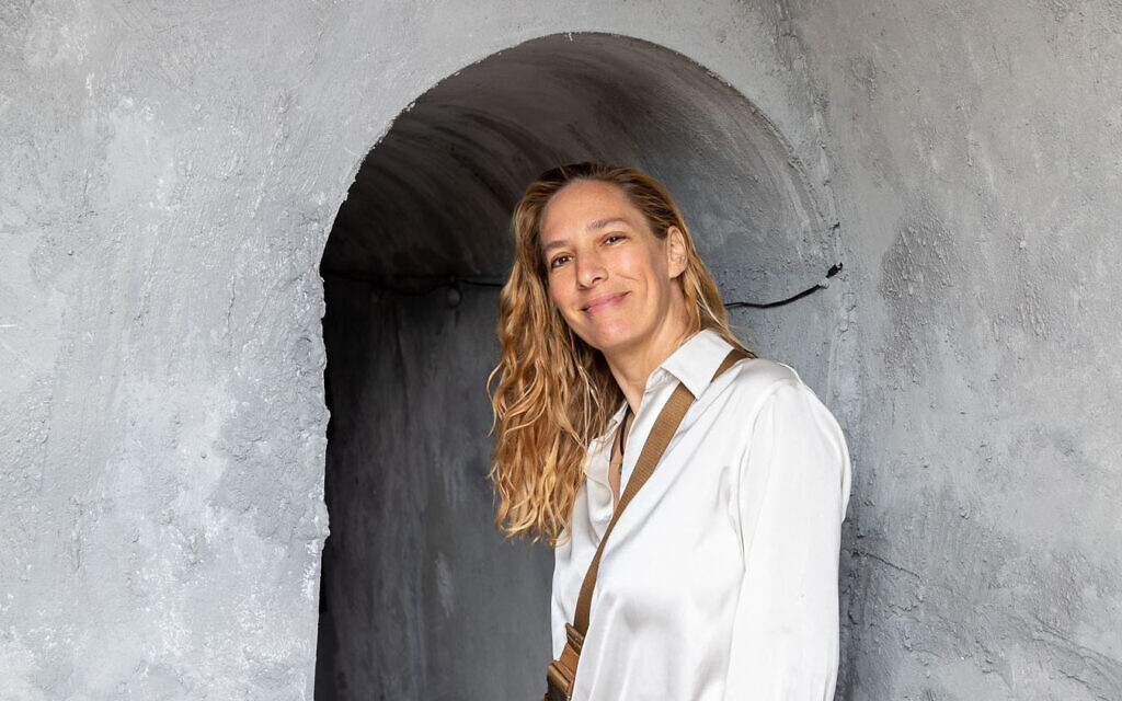 Rachel Meijler entrant dans une réplique d'un tunnel du Hamas, à La Haye, aux Pays-Bas, le 6 juin 2024. (Crédit : Rachel Meijler) Rachel Meijler entrant dans une réplique d'un tunnel du Hamas, à La Haye, aux Pays-Bas, le 6 juin 2024. (Crédit : Rachel Meijler)