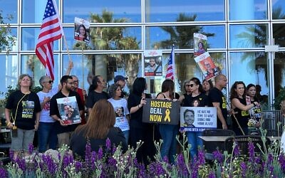 Des familles d'otages s'apprêtent à rencontrer le secrétaire d'État américain Antony Blinken, devant l'hôtel Kempinski, à Tel Aviv, le 11 juin 2024. (Crédit : Yaël Gadot)