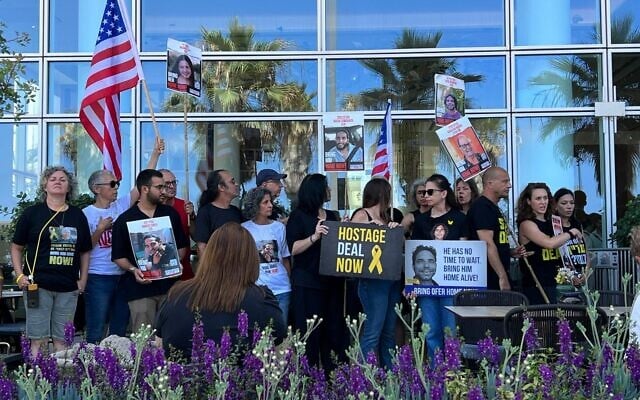 Des familles d'otages s'apprêtent à rencontrer le secrétaire d'État américain Antony Blinken, devant l'hôtel Kempinski, à Tel Aviv, le 11 juin 2024. (Crédit : Yaël Gadot)