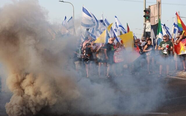 Des manifestants anti-gouvernement réclament des élections au carrefour d'Amiad, dans le nord d'Israël, le 15 juin 2024. (Crédit :Amir Yarhci/Pro-Israel Democracy Movement) Des manifestants anti-gouvernement réclament des élections au carrefour d'Amiad, dans le nord d'Israël, le 15 juin 2024. (Crédit :Amir Yarhci/Pro-Israel Democracy Movement)