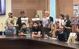 Des membres de familles d'otages lors d'une réunion d'une commission de la Knesset dans le cadre des efforts de lobbying hebdomadaires du Forum des familles des otages et disparus, le 17 juin 2024. (Crédit : Forum des familles des otages et disparus)
