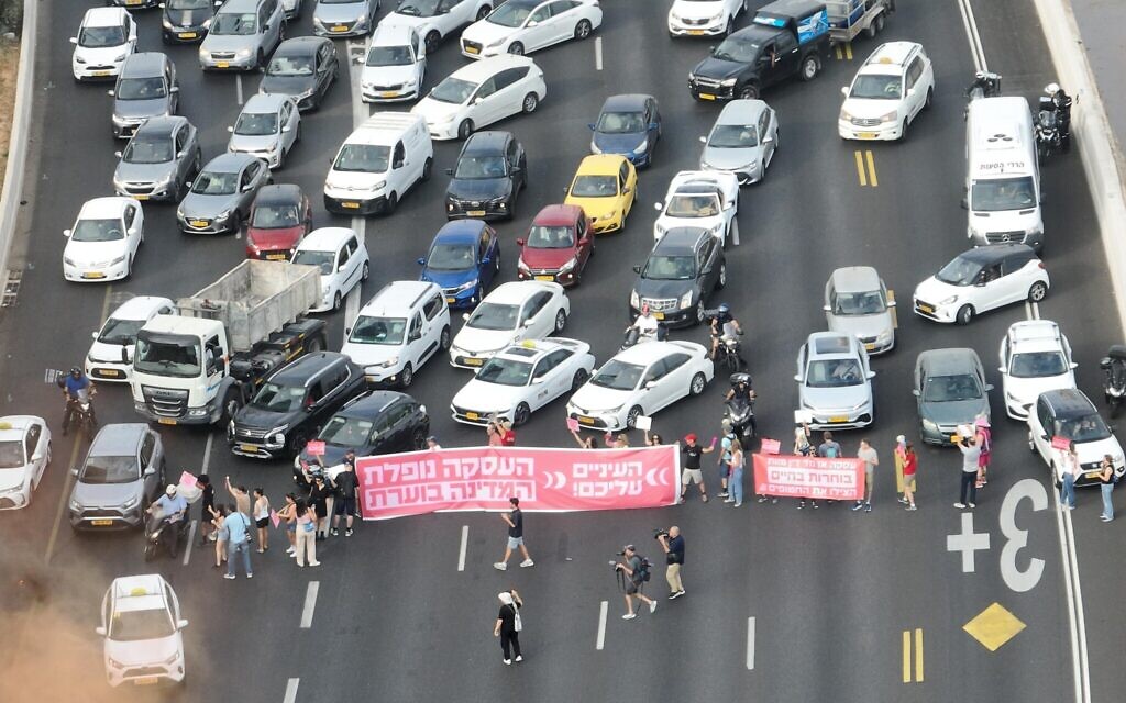 Des parents d'otages bloquant l'autoroute Ayalon à Tel Aviv, alors que des pressions sont exercées sur le gouvernement pour qu'il accepte un accord avec le Hamas en vue de leur libération de Gaza, le 20 juin 2024. (Crédit : Aviv Atlas/Mouvement de protestation pour la démocratie)